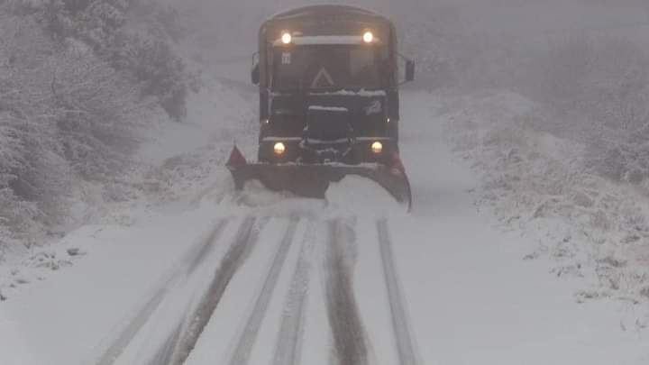 almagharibia_tv's tweet photo. 🔴 #Algérie| L'intervention de l'armée pour déneiger la route reliant les communes de #Larba et #Takzrit, après des chutes de neige sur les hauteurs de #Batna. https://t.co/MOPvhNisXt
