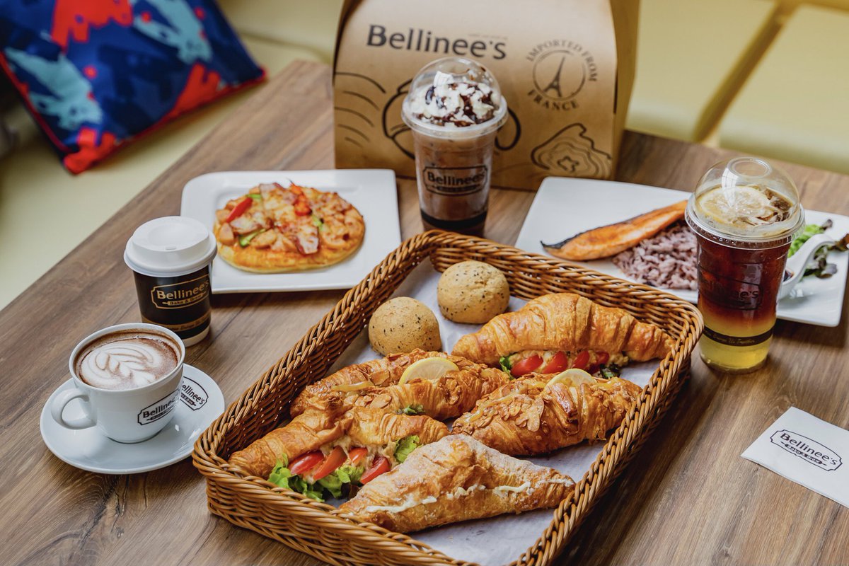 wherewillgo's tweet photo. Bellinee’s สาขาสกลนคร ถือเป็นจุดเช็คอินแห่งใหม่ของชาวสกล บอกเลยว่าร้านสวยสุดปัง ไม่เหมือนสาขาอื่นๆ เพราะร้านมี 2 ชั้น ตกแต่งเป็นสไตล์โมเดิร์นลอฟท์ ที่ผสมเอา “ผ้าคราม” ของขึ้นชื่อของชาว มาตกแต่งร้านด้วย บรรยากาศร้านโล่ง โปร่งสบาย มีหลากหลายโซนให้นั่ง ด้านนอกมีสวนน้ำตกสไตล์ยุโรป… https://t.co/33MeU66nWT