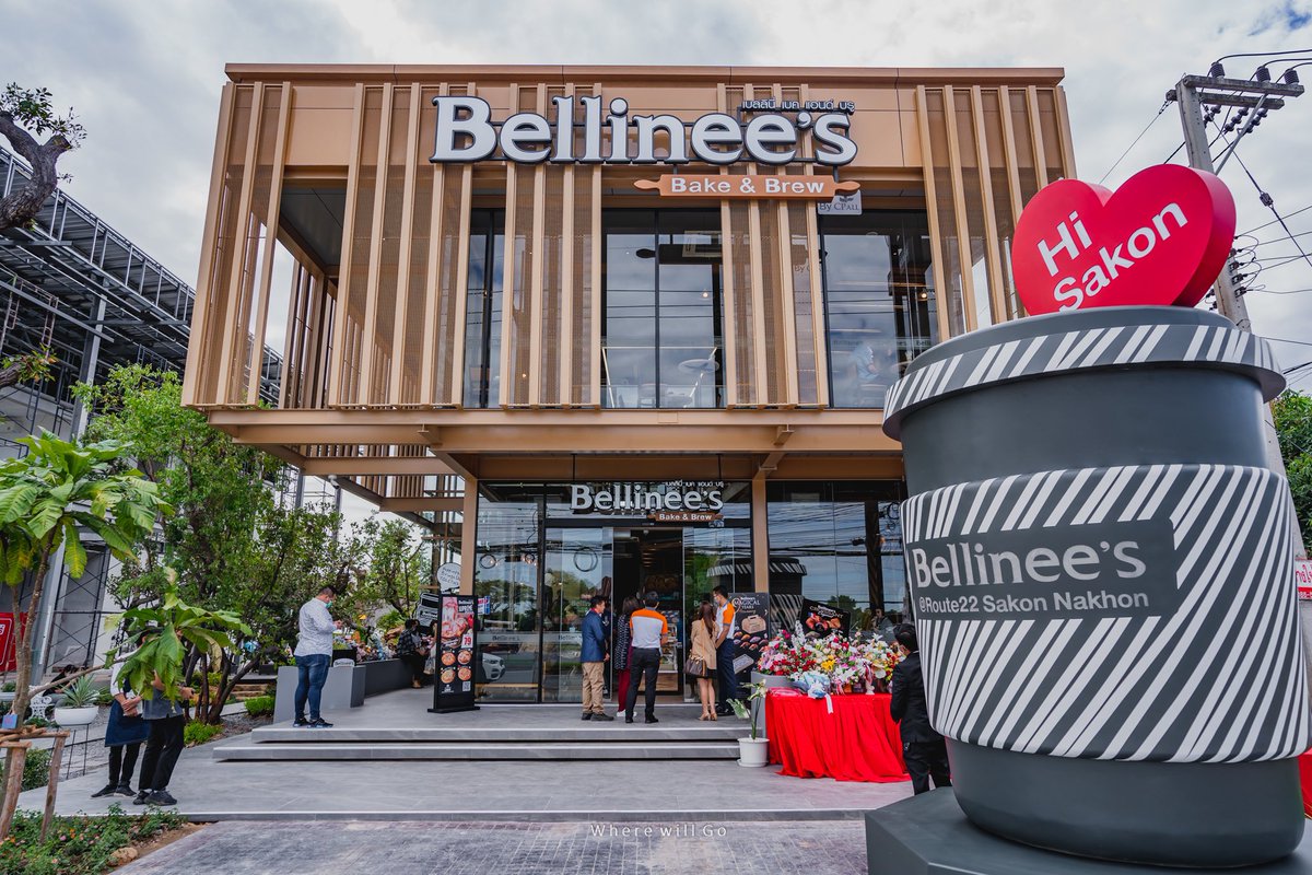 wherewillgo's tweet photo. Bellinee’s สาขาสกลนคร ถือเป็นจุดเช็คอินแห่งใหม่ของชาวสกล บอกเลยว่าร้านสวยสุดปัง ไม่เหมือนสาขาอื่นๆ เพราะร้านมี 2 ชั้น ตกแต่งเป็นสไตล์โมเดิร์นลอฟท์ ที่ผสมเอา “ผ้าคราม” ของขึ้นชื่อของชาว มาตกแต่งร้านด้วย บรรยากาศร้านโล่ง โปร่งสบาย มีหลากหลายโซนให้นั่ง ด้านนอกมีสวนน้ำตกสไตล์ยุโรป… https://t.co/33MeU66nWT