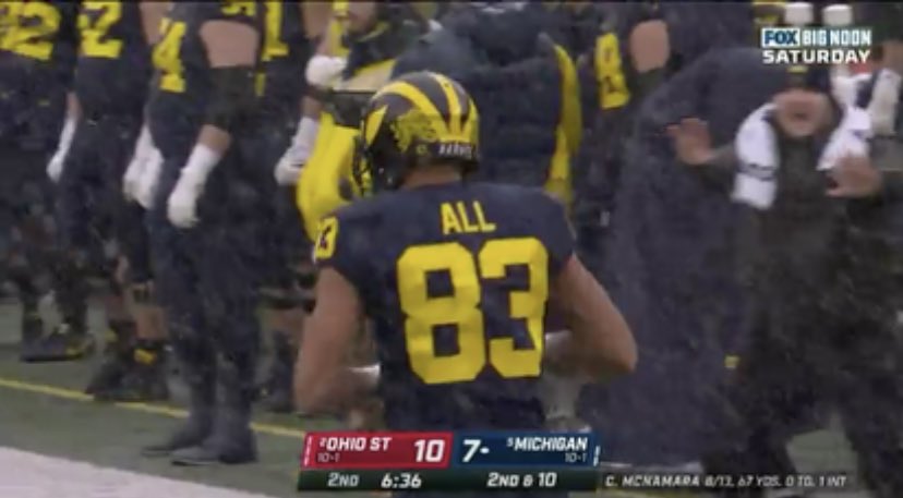 PFTCommenter's tweet photo. Hey pft how many of those ice cold coor’s lights are you gona drink? https://t.co/ajM4T8lOHu