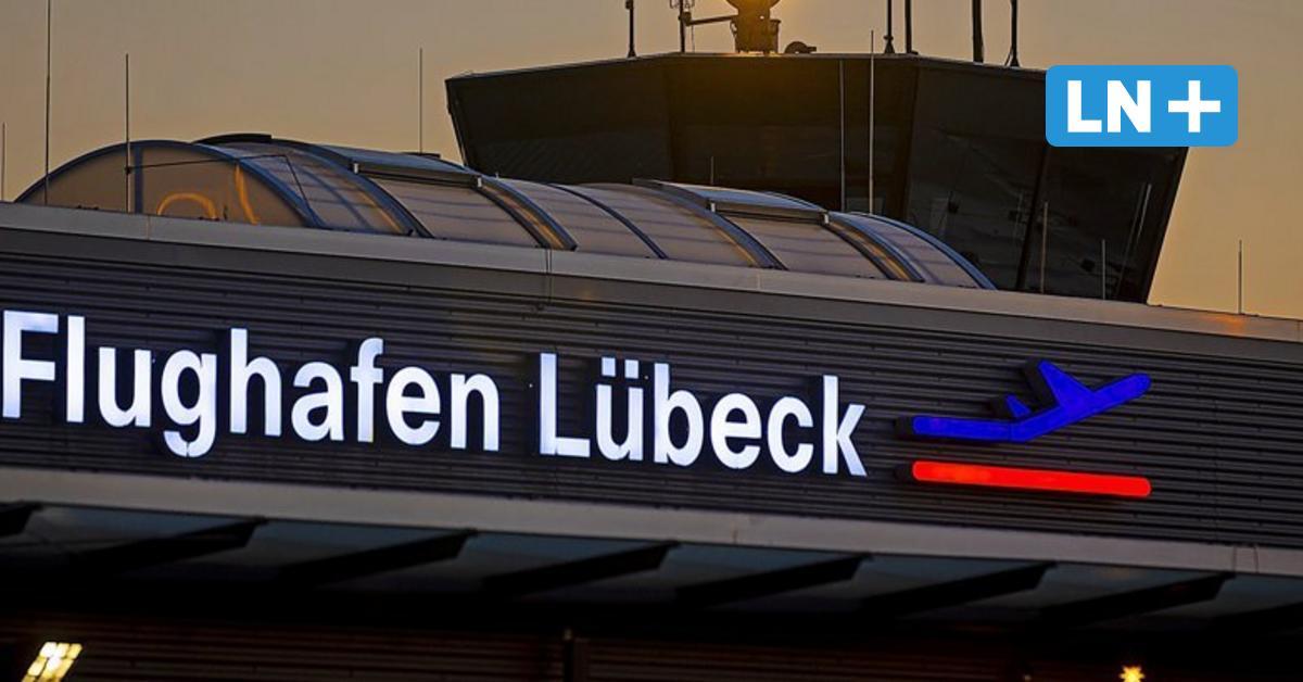 LN_Online's tweet photo. Polizeieinsatz am Flughafen #Blankensee: Beamte des 4. Reviers und Mitarbeiter des Kommunalen Ordnungsdienstes haben am Sonnabendnachmittag eine Impfaktion mit einem nicht zugelassenen Impfstoff gestoppt. https://t.co/RLYHUfB2yK https://t.co/Mtv7qnhVk4
