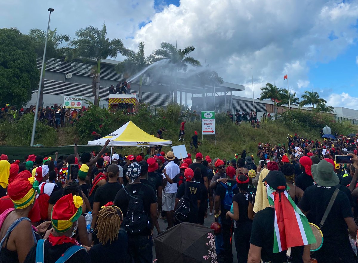 Mycho's tweet photo. Quelques images marquantes du sanblé de ce matin qui a rassemblé des milliers de personnes de toutes les générations. Marche aller-retour à bon pas, aux sons des tambours, du CHU à Pointe-à-Pitre au rond point de Perrin aux Abymes. #mobilisationgenerale #Guadeloupe #caraibe https://t.co/VF6FcWyyIa