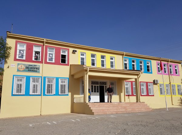 Sevgili Galatasaraylılar, Batman’da boş bir kütüphanesi olan bir ilkokulumuz için hikaye kitabı bağış organizasyonu başlatıyorum. İlkokul seviyesinde hikaye kitapları bağışlamak isteyenleri DM’ye beklerim. Elden ele paylaşalım, yavrularımızı sevindirelim.