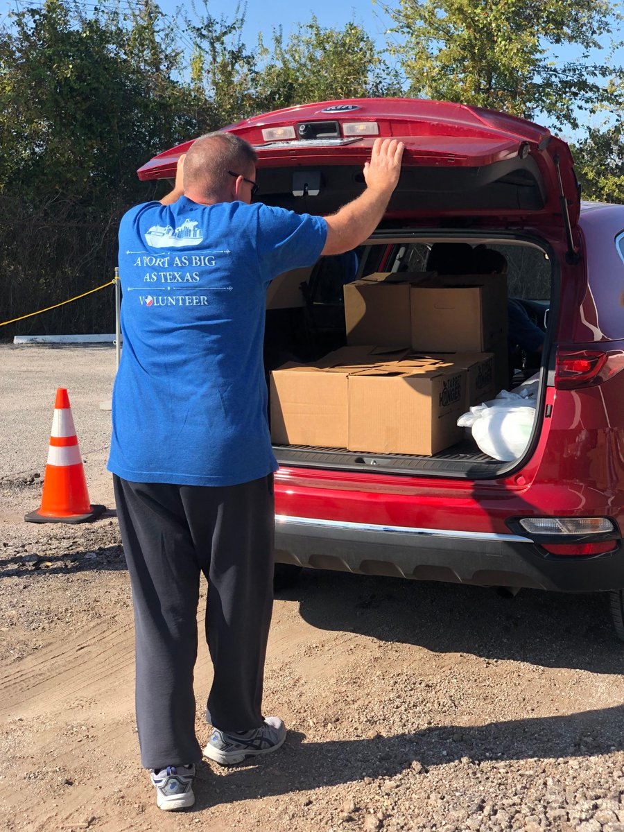 Port_Houston's tweet photo. Port Houston joined @TargetHunger to deliver Thanksgiving care packages to families across East Houston neighborhoods. We’re happy to lend a hand in spreading holiday meals and cheer. #Community #ThanskgivingProject #TargetHunger #EastEnd #PortHOU https://t.co/eBg6JMll2M