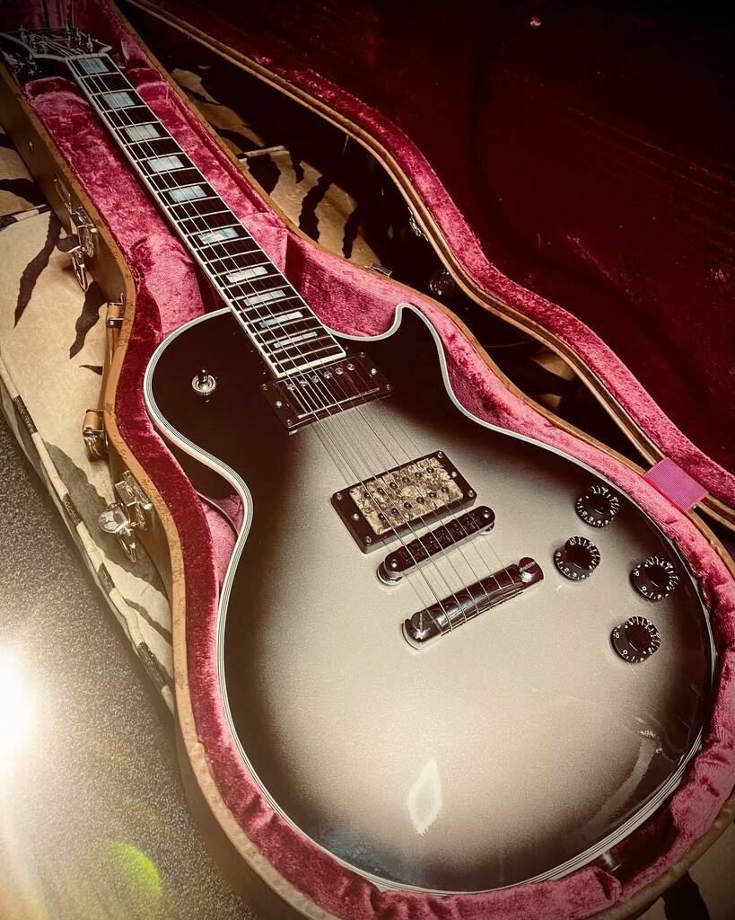 green_joe's tweet photo. Oh my, what’s this?! Something different for the gig tonight. 

#guitar #guitarist #gibson #gibsoncustom #lespaul #elixir https://t.co/LJOqPyBTAc https://t.co/9VsRjkDzNV