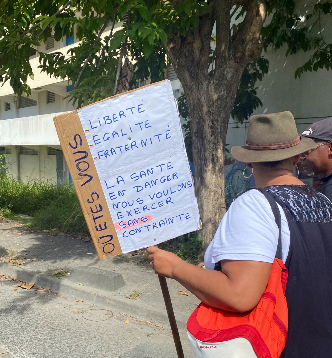 Mycho's tweet photo. Quelques images marquantes du sanblé de ce matin qui a rassemblé des milliers de personnes de toutes les générations. Marche aller-retour à bon pas, aux sons des tambours, du CHU à Pointe-à-Pitre au rond point de Perrin aux Abymes. #mobilisationgenerale #Guadeloupe #caraibe https://t.co/VF6FcWyyIa