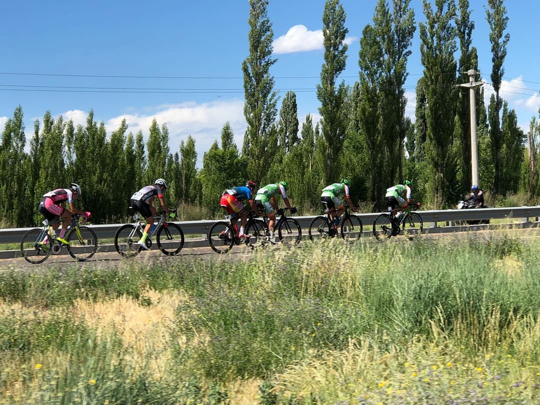 Casacas del SEP, JC, Metaltej y Shania en la fuga que tiene una diferencia de unos 36s con el resto del pelotón. 

#VueltaxLider #Vuelta78