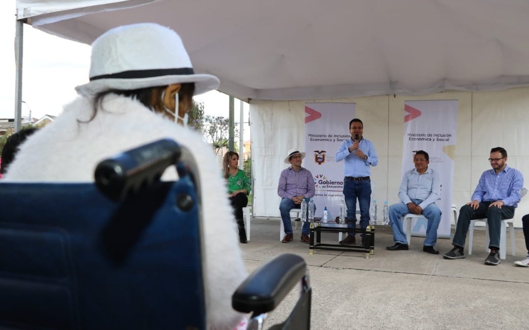 goberazuay's tweet photo. ¡El #AbrazoSocial llega a quienes más lo necesitan! 🤲🏼

Hoy el ministro de @InclusionEc, @EstebanBernalB, y el gobernador @mattabad entregaron 8️⃣0️⃣ kits alimenticios y de ropa a personas en condición de vulnerabilidad del barrio Quinta Chica. 🧺

#JuntosLoLogramos https://t.co/bgR7MXAqhs