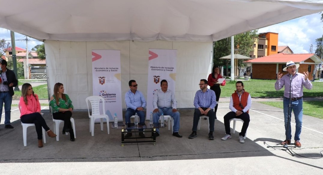 ¡El #AbrazoSocial llega a quienes más lo necesitan! 🤲🏼

Hoy el ministro de @InclusionEc, <a href="/EstebanBernalB/">Esteban Bernal🇪🇨</a>, y el gobernador <a href="/mattabad/">Carlos</a> entregaron 8️⃣0️⃣ kits alimenticios y de ropa a personas en condición de vulnerabilidad del barrio Quinta Chica. 🧺

#JuntosLoLogramos