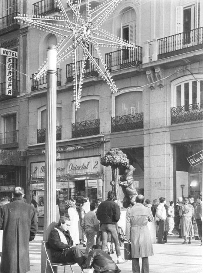 CamisetasEgb's tweet photo. Empieza el festival de luces, ¿un buen paseo ahora que ha oscurecido?
#ambiente #luces #navidad #dispendio #adornos #bullicio https://t.co/1Y0yZxzKA5