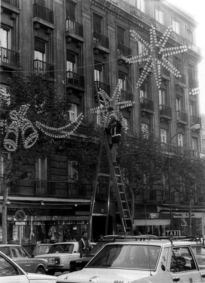 CamisetasEgb's tweet photo. Empieza el festival de luces, ¿un buen paseo ahora que ha oscurecido?
#ambiente #luces #navidad #dispendio #adornos #bullicio https://t.co/1Y0yZxzKA5