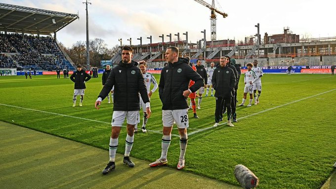 Nach dem Debakel im Wildpark mussten sich die #KSCH96 von @Hannover96 von den mitgereisten Fans einiges<a href="/tag/ksch96"class="tags"><span>#ksch96</span></a>