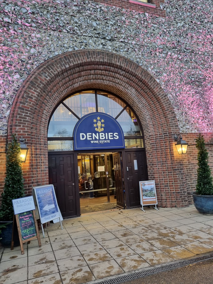 GilhamGremo's tweet photo. Smashing afternoon for wine tasting 🍷😬 @denbiesvineyard
#Friends #MyGang #WineTasing #EnglishWines #ChristmasReady https://t.co/JvtYpyvUAS