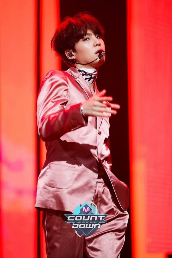 MYGLGO's tweet photo. the outfit:                   the inspiration:

#bts #BTSARMY #방탄소년단 #PTD_ON_STAGE_LA https://t.co/NmhN3ibtbh
