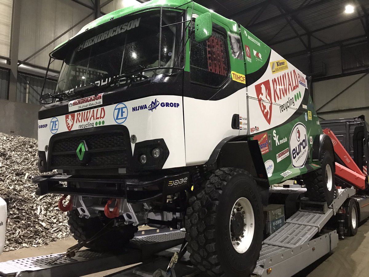 JarnoEgberts's tweet photo. Morgen de laatste dingen en dan vertrekken we naar Marseille voor inscheping #riwalddakarteam #eurol #nijhofwassink #jabe #dakar2022 #SaudiArabian #mkr #autohaarhuis #riwaldalmelo https://t.co/sE00DaDm5L