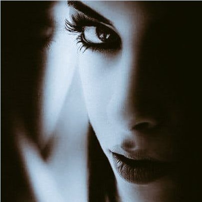 أريدك أن تعرف أني لا زلت اعرفك اكثر من كل الذين بقوا معك ، أنا احفظ روحك ، أعرفها مثلما اعرف روحي ، أعرف باحزانك ، بايامك الصعبه ، بكل ما تخفيه عن الجميع ، ولا يخفى عني لأني اعرفك اكثر من اي شيئ اخر ، لا املك خيار أن أراك و أواسيك بكلماتي لكن يواسيك قلبي تأكد من ذلك