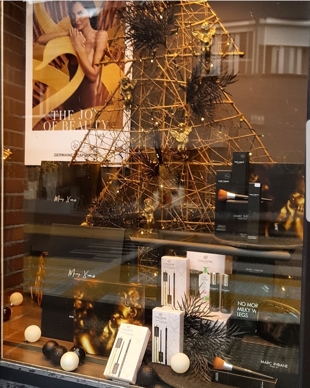 Beknopt Ga terug Harmonie New Creations on Twitter: "#Letitshine 💛🖤 #cherubijntjes in de nwe  #kerstetalages bij #HedwigCoppé #Zandhoven . . #Marcinbane #Collistar  #Janeirdale #environ #GermainedeCapuccini #etalagestyling #windowdisplay # etalage #etaleur #etaleuse #etaleren ...