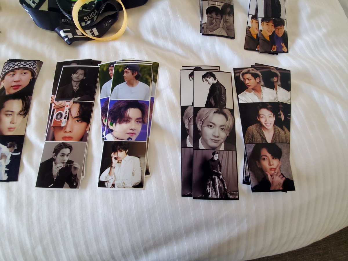 GnetArmyMom's tweet photo. Getting my freebies organized for today. 
Find me ARMY 💜💜💜
#PTD_ON_STAGE_LA 
#BTSARMY 
@BTS_twt https://t.co/GV3txxtMxX