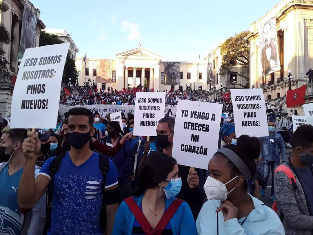 siempreconcuba's tweet photo. Homenajeando a los 8 estudiantes de medicinas fusilados injustamente, los jóvenes cubanos marcharon en gran demostración de apoyo e incondiconalidad a la Patria, a Fidel, a nuestra revolución.
La verdadera marcha del pueblo.
#CubaViveEnSuHistoria https://t.co/aDEpxESeKY