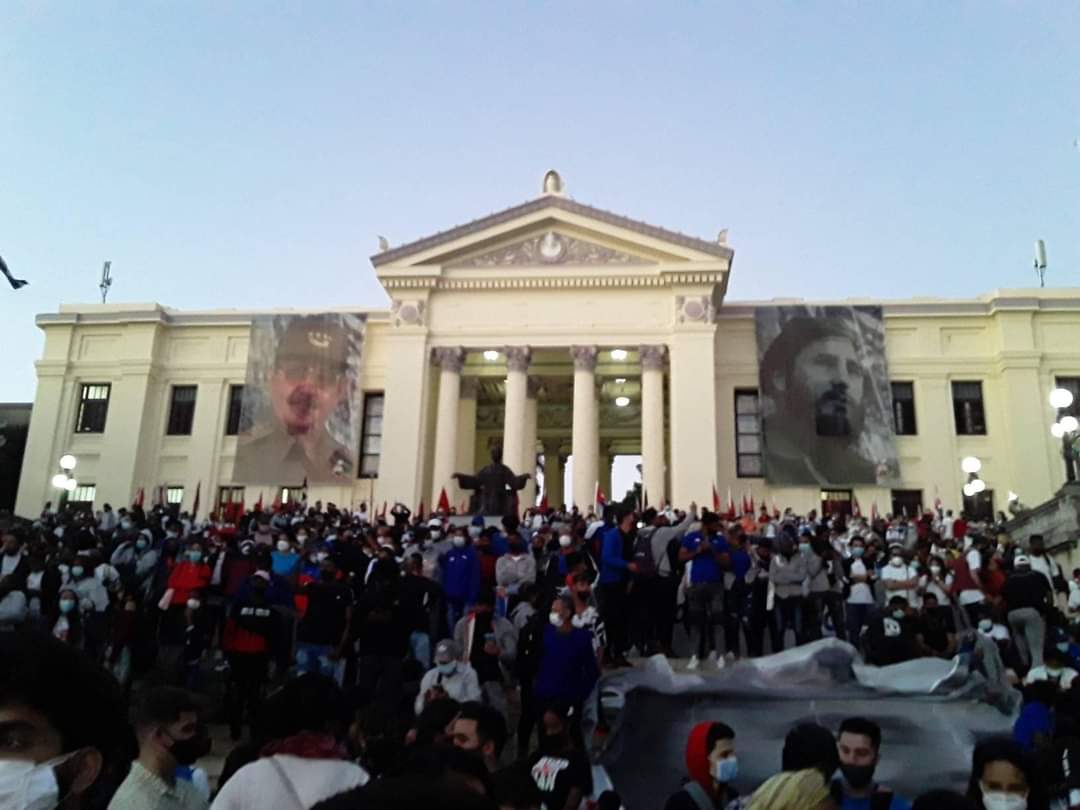 siempreconcuba's tweet photo. Homenajeando a los 8 estudiantes de medicinas fusilados injustamente, los jóvenes cubanos marcharon en gran demostración de apoyo e incondiconalidad a la Patria, a Fidel, a nuestra revolución.
La verdadera marcha del pueblo.
#CubaViveEnSuHistoria https://t.co/aDEpxESeKY