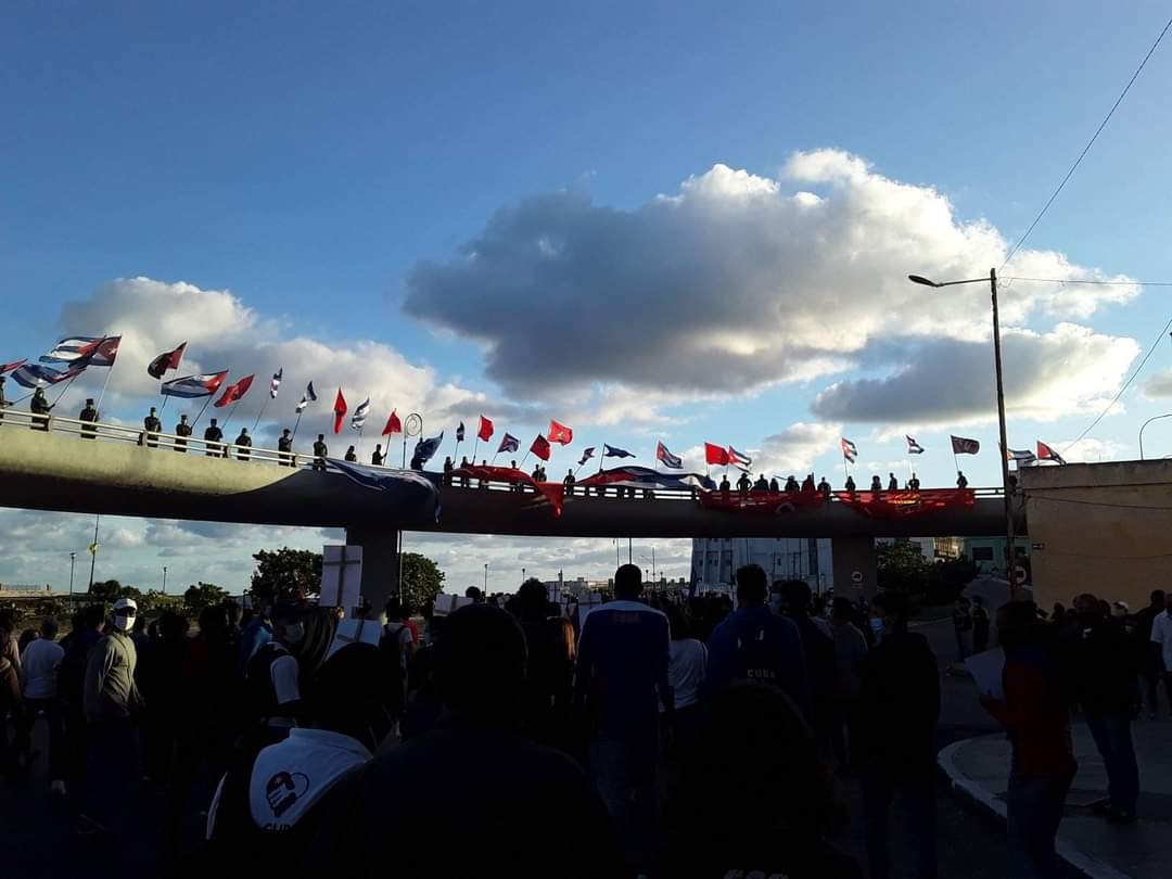 siempreconcuba's tweet photo. Homenajeando a los 8 estudiantes de medicinas fusilados injustamente, los jóvenes cubanos marcharon en gran demostración de apoyo e incondiconalidad a la Patria, a Fidel, a nuestra revolución.
La verdadera marcha del pueblo.
#CubaViveEnSuHistoria https://t.co/aDEpxESeKY