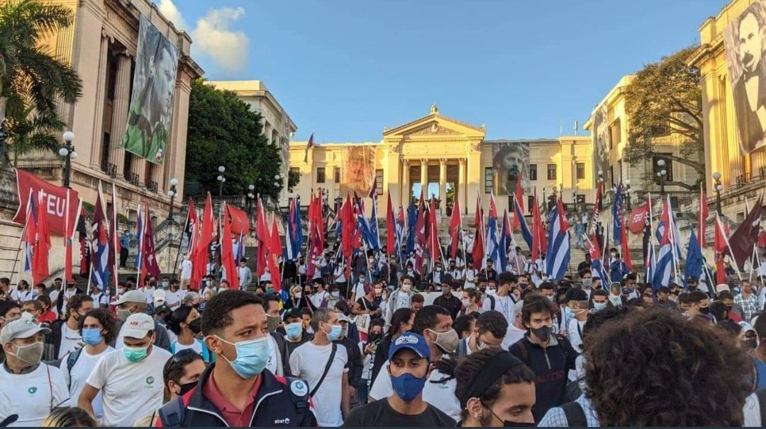 Homenajeando a los 8 estudiantes de medicinas fusilados injustamente, los jóvenes cubanos marcharon en gran demostración de apoyo e incondiconalidad a la Patria, a Fidel, a nuestra revolución.
La verdadera marcha del pueblo.
#CubaViveEnSuHistoria