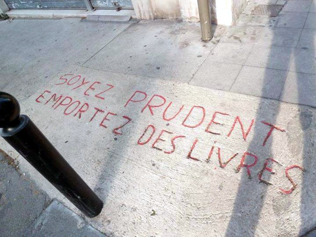 Tintamarre6's tweet photo. Soyez prudent, emportez des livres ! https://t.co/b5PfUeJBf5