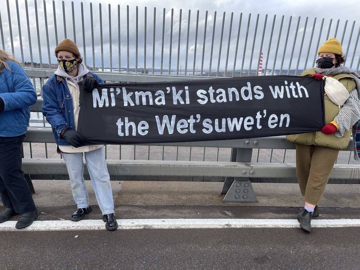 angelharksen's tweet image. Happening now: bridge downtownKjipuktuk- Mi’kmaw solidarity Wet’suwet’en, Chantel Moore, Rodney Levi, MMIWG. ⁦ceremony at the centre of the bridge ⁦@APTNNews⁩