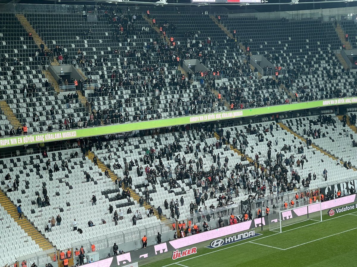 Sportskorr's tweet photo. Beşiktaş, tarihinde ilk kez üst üste 6 resmi maç kaybetti. https://t.co/E7tS29vMIz