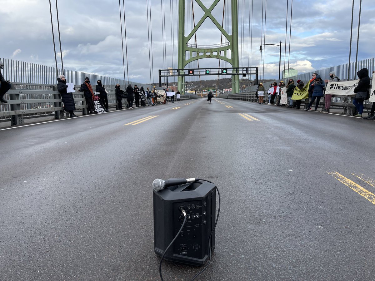 angelharksen's tweet image. Happening now: bridge downtownKjipuktuk- Mi’kmaw solidarity Wet’suwet’en, Chantel Moore, Rodney Levi, MMIWG. ⁦ceremony at the centre of the bridge ⁦@APTNNews⁩