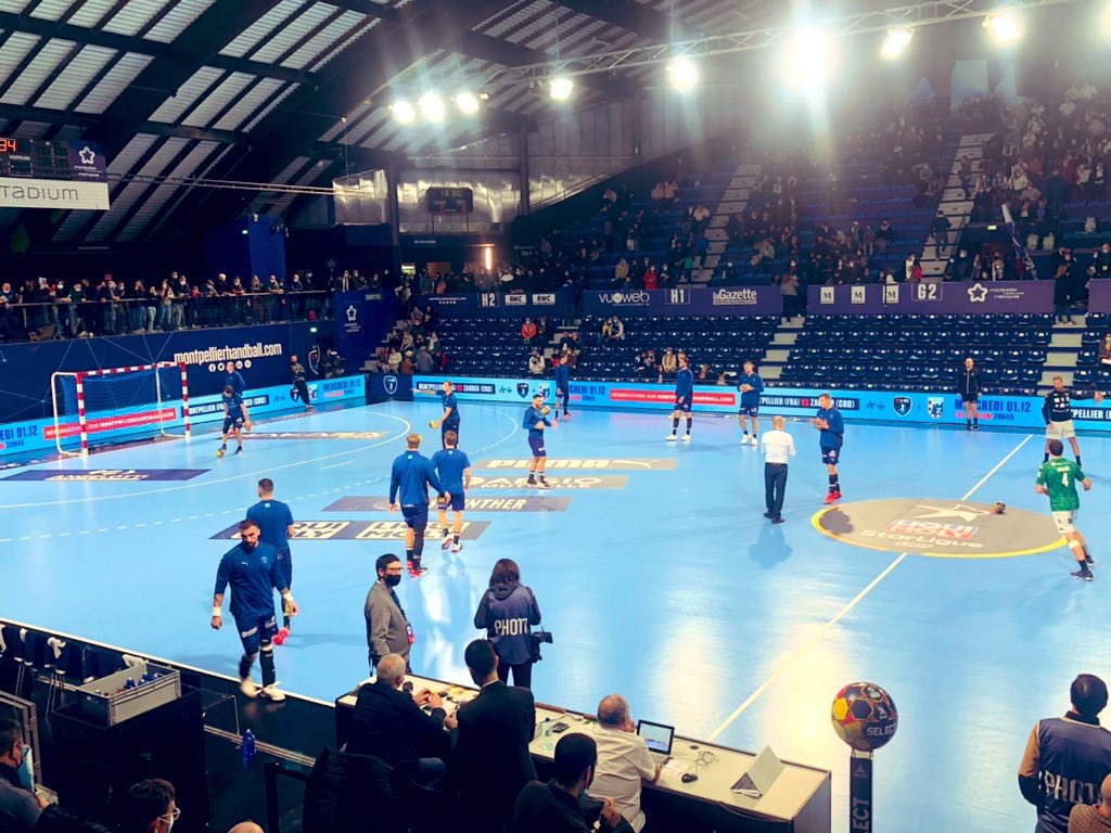 CoteMontpellier's tweet photo. #Sports : Après 1 coup d’envoi fictif donné par @MDelafosse et @JulienDeljarry, début du #derby d #occitanie en #handball entre @mhbofficiel et @USAMNIMESGARD dans un #FDI Stadium bouillant. #MHBUSAM #Occitanie https://t.co/gupCRW6gwr