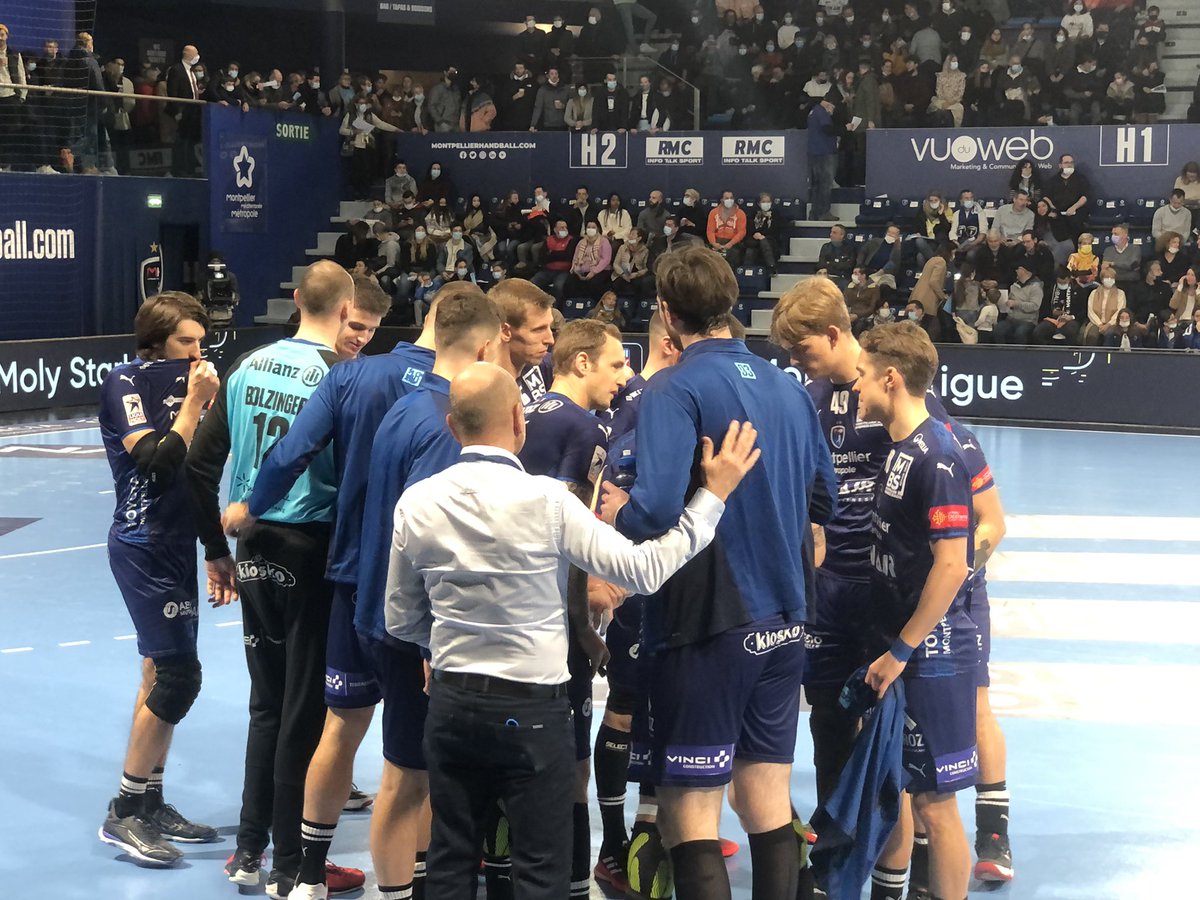CoteMontpellier's tweet photo. #Sports : Après 1 coup d’envoi fictif donné par @MDelafosse et @JulienDeljarry, début du #derby d #occitanie en #handball entre @mhbofficiel et @USAMNIMESGARD dans un #FDI Stadium bouillant. #MHBUSAM #Occitanie https://t.co/gupCRW6gwr