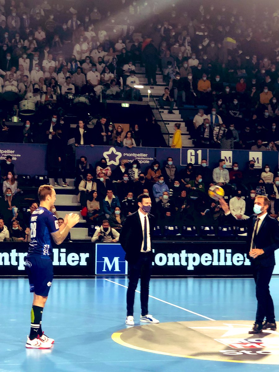 CoteMontpellier's tweet photo. #Sports : Après 1 coup d’envoi fictif donné par @MDelafosse et @JulienDeljarry, début du #derby d #occitanie en #handball entre @mhbofficiel et @USAMNIMESGARD dans un #FDI Stadium bouillant. #MHBUSAM #Occitanie https://t.co/gupCRW6gwr