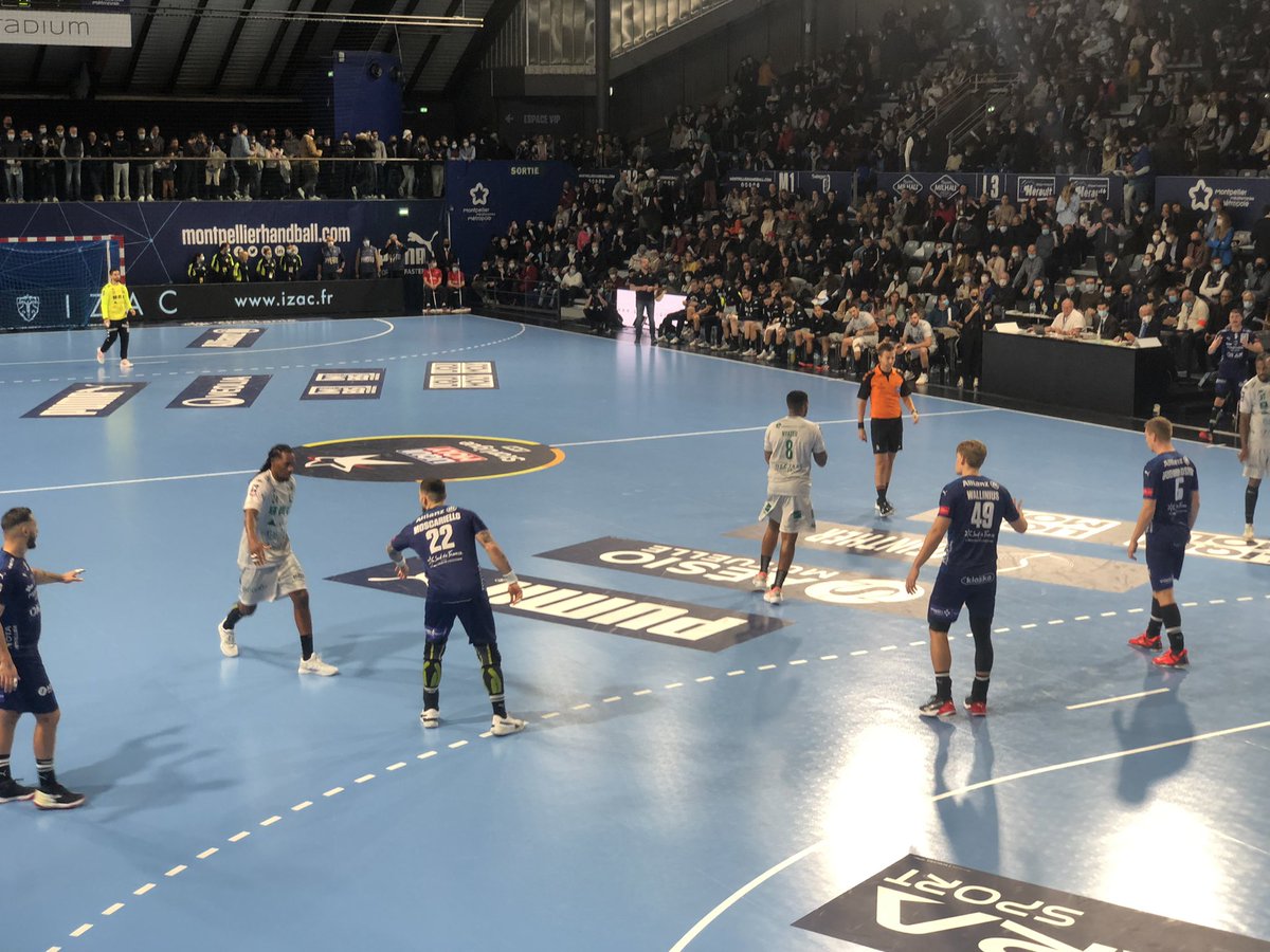 CoteMontpellier's tweet photo. #Sports : Après 1 coup d’envoi fictif donné par @MDelafosse et @JulienDeljarry, début du #derby d #occitanie en #handball entre @mhbofficiel et @USAMNIMESGARD dans un #FDI Stadium bouillant. #MHBUSAM #Occitanie https://t.co/gupCRW6gwr