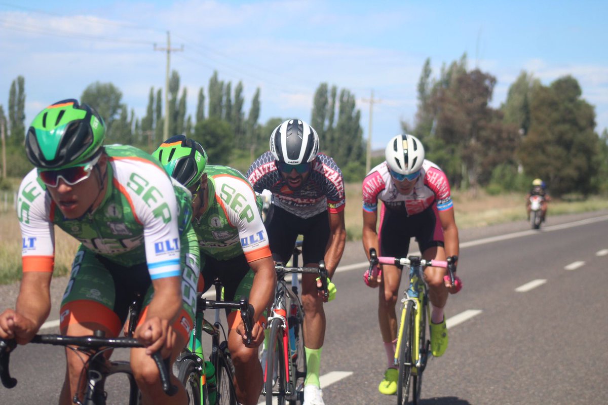 Solo aguantaron el ritmo de la fuga Cristian Romero de Shania, Leonardo Covarrubia de SEP, Dario Álvarez de SEP y Carlos Parra de Metaltej. Más de un minuto y medio la ventaja.

#Vueta78 #VuetaxLider