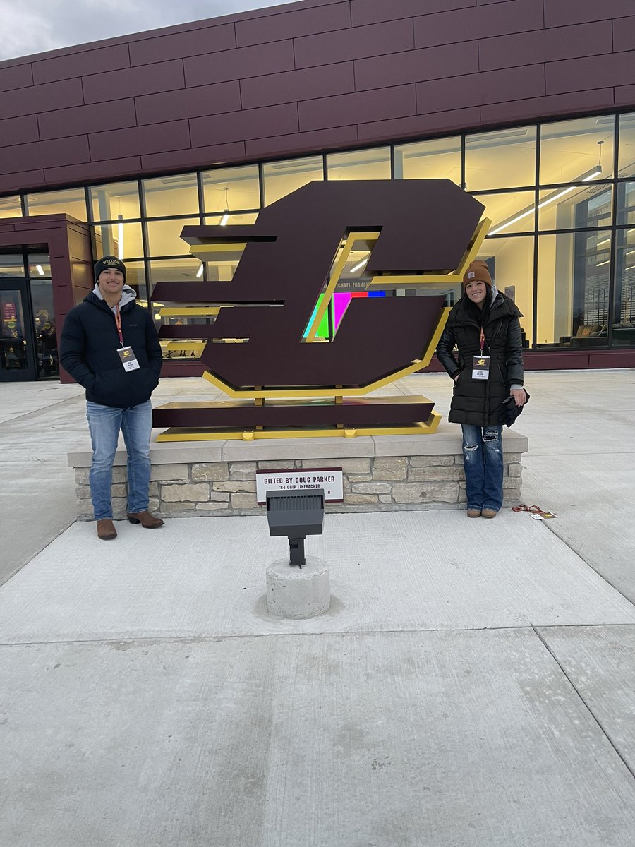 BeauWeldon1's tweet photo. Great Game Day Visit, thank you @grantyaklin @MichiganMadeFam Nice to meet you @CoachM_Cummings #Nicewin #greatgame @CMU_Football https://t.co/jTwEEL3Rv0
