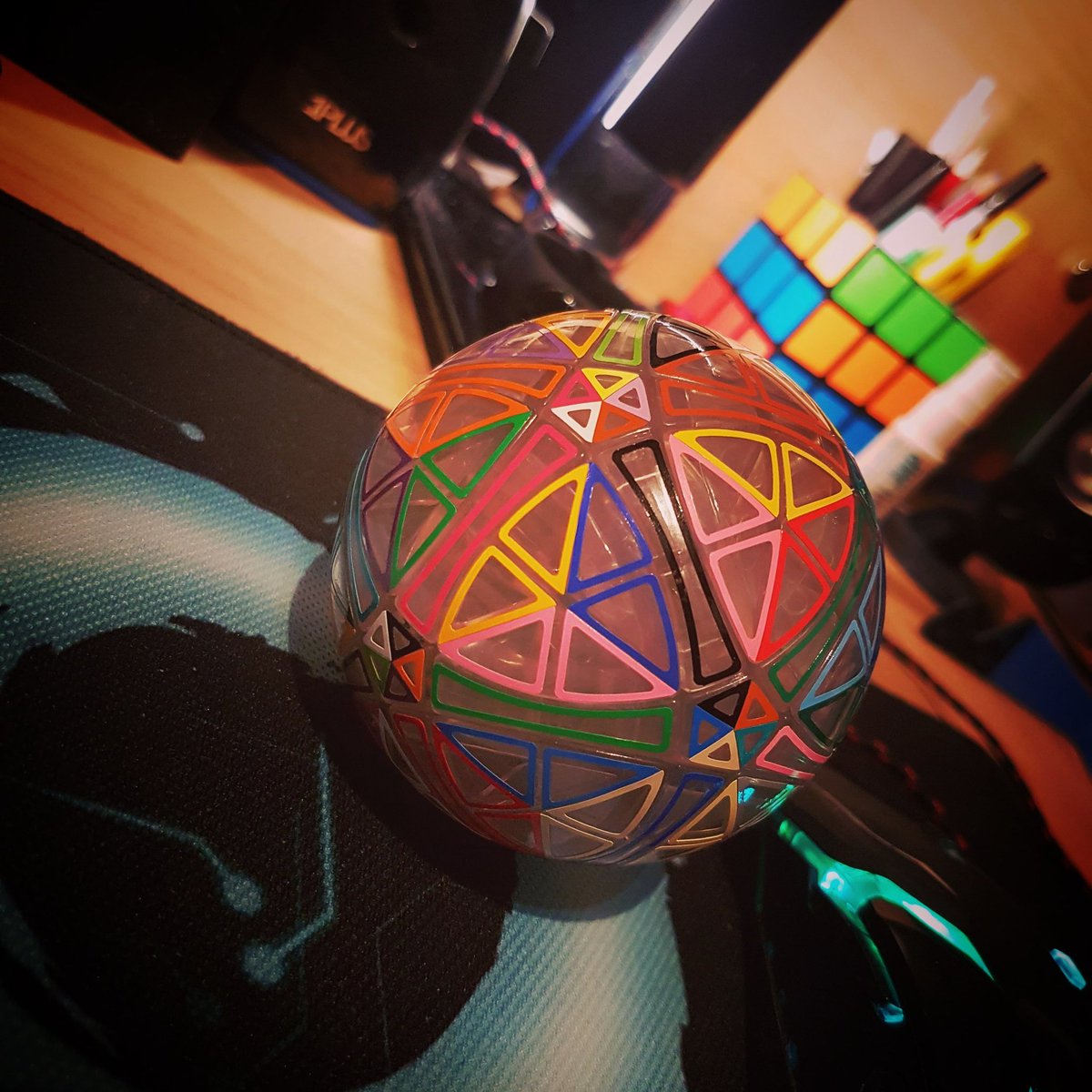 HoopClown_NHF's tweet photo. Bolita con diseño de stickers de @GadiRubik ... 😊😊😊
#cubos #cubes #puzzle #jigsaw #twistypuzzles #rubik #rubiks #rubikscube #cuboderubik #emojirubiknow #diogenescubero #cuberos https://t.co/3tYPgu0WCW