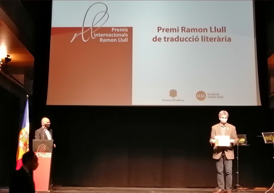 uvic_biblioteca's tweet photo. Felicitats a Ronald Puppo, professor de la @uvic_FETEP @uvic_ucc, pel Premi Internacional Ramon Llull 2021 de Traducció literària, amb el qual se li ha reconegut el treball de traducció de textos de Joan Maragall publicats a l'antologia poètica 'One Day of Life is Life'.📚👏 https://t.co/tLCMgn02dN