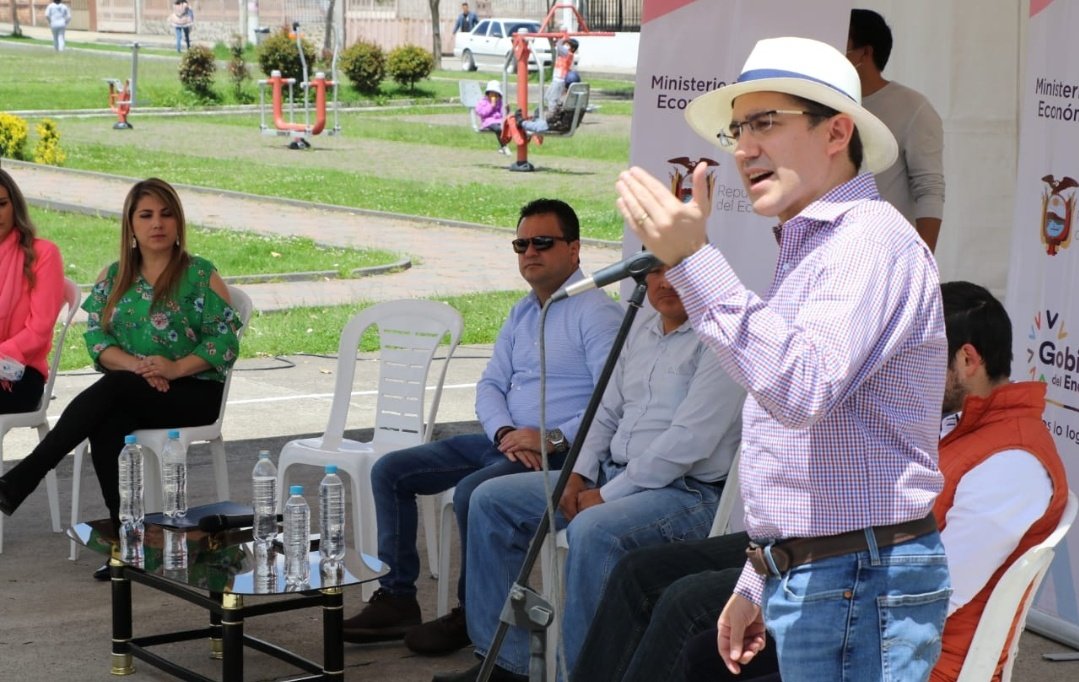 🗣️ El Gobernador <a href="/mattabad/">Carlos</a> reafirmó el compromiso del #GobiernoDelEncuentro en abastecer a las familias que se encuentran en pobreza y extrema pobreza con productos de primera necesidad, a través de @InclusionEc y el ministro <a href="/EstebanBernalB/">Esteban Bernal🇪🇨</a>. 👨‍👩‍👧‍👧