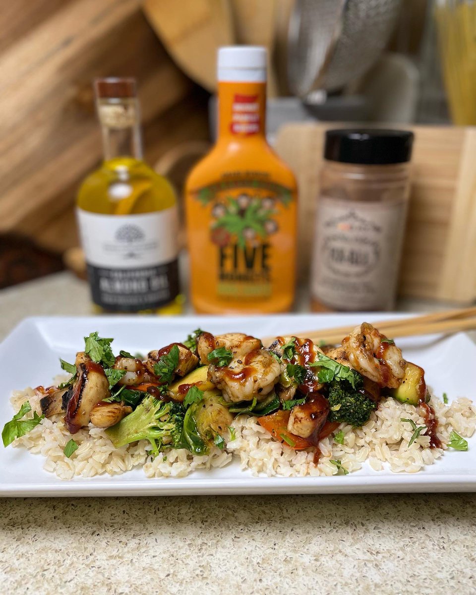 FiveMonkeysBBQ's tweet photo. Saturday lunchtime at #5MHQ: 
•
5M Shrimp and chicken stir fry: 31-40 shrimp and chicken breast cut into strips seasoned with Japanese 7 spice, zucchini, broccoli, Brussels sprouts, red bell pepper, mushrooms, green onions, diced garlic all seasoned with… https://t.co/SEES7uKk9Q