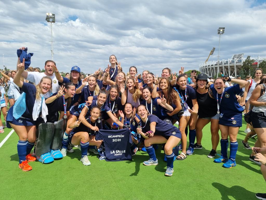 DeportesCba's tweet photo. #Hockey 🏑 #LaSalle se consagró bicampeón 🥇del Tornel Oficial Damas A Margarita "Nena" Riaño, que se disputó en la cancha del #PoloDeportivoKempes 🏟 "Soledad García".
El partido se definió por penales tras empatar 1-1 con @CordobaAthletic.
¡Felicitaciones! https://t.co/nKQEAe3sMs