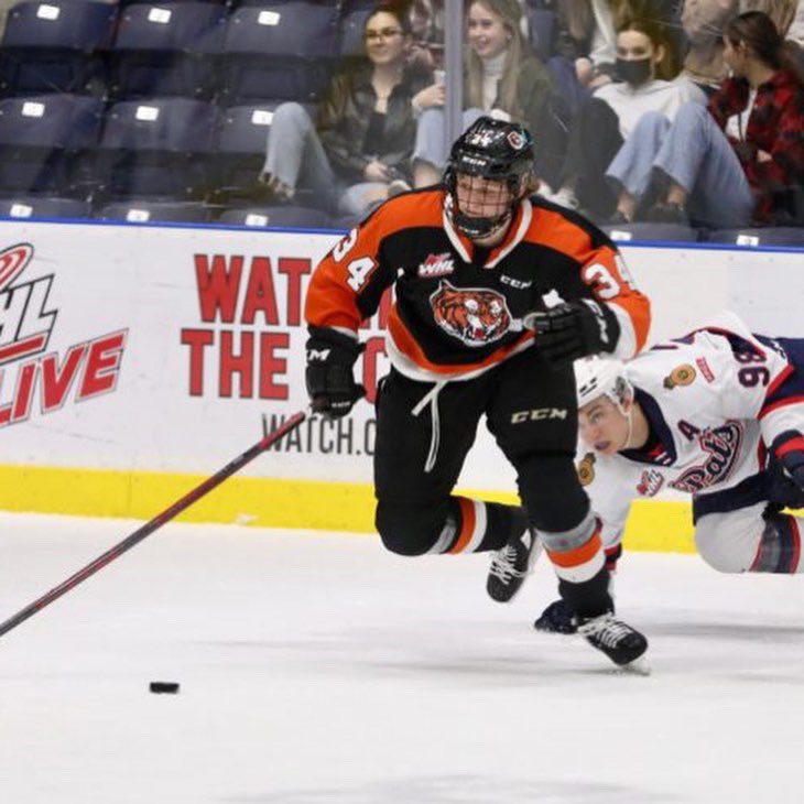 SAHockeyAcademy's tweet photo. Current SAHA teammates Andrew Basha and Aiden Oiring will face off against each other in Winnipeg tonight #SAHA #CSSHL #AB34 #AO34 https://t.co/vjZqGukuhv