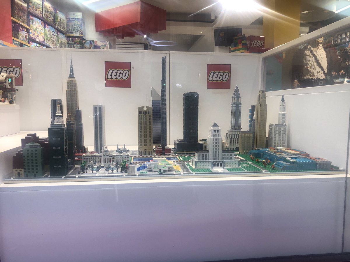 Cambio en el escaparate de <a href="/galegory/">Galegory</a>: Los miembros pacomon y Bogdanmn han instalado hoy su colección de modelos de invierno y un micro city, respectivamente. #LEGO #Barcelona
