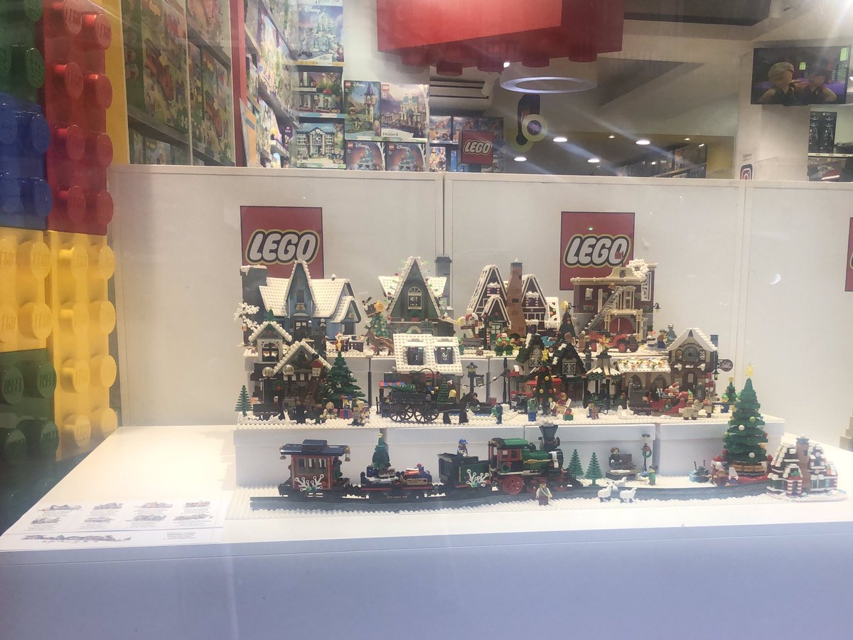 ForoHispaLUG's tweet photo. Cambio en el escaparate de @galegory: Los miembros pacomon y Bogdanmn han instalado hoy su colección de modelos de invierno y un micro city, respectivamente. #LEGO #Barcelona https://t.co/ZwPMFDxg7X