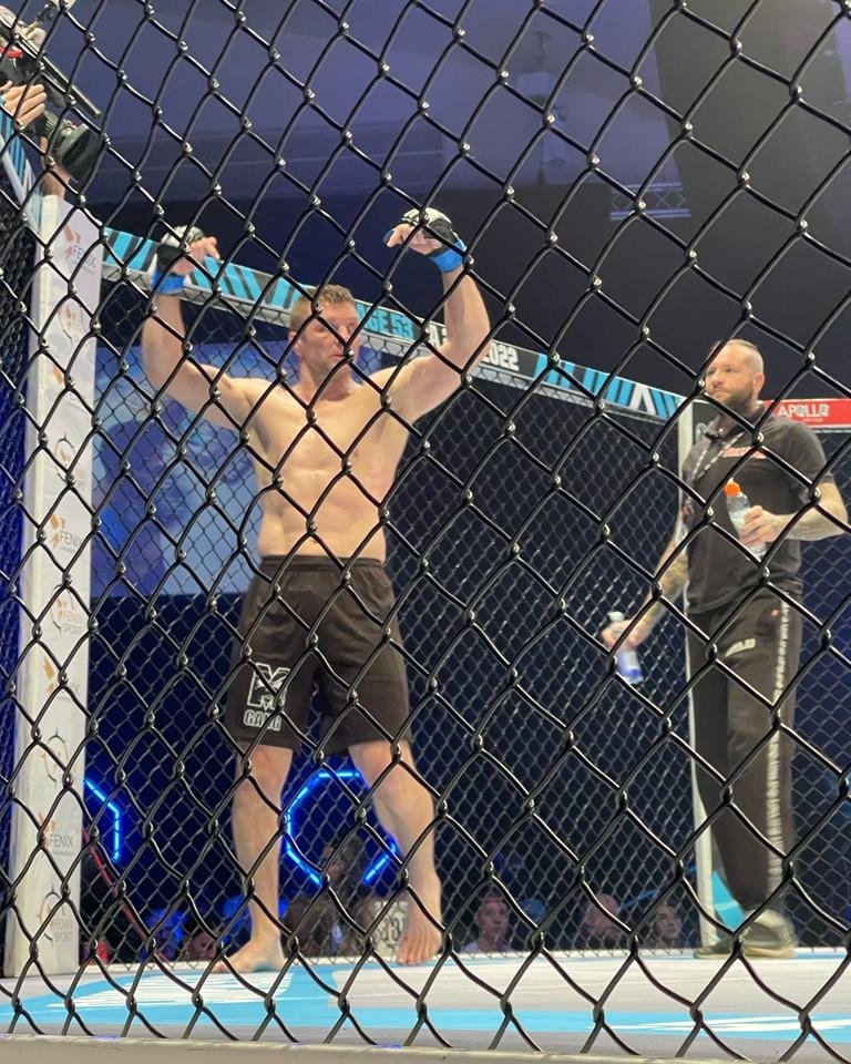 CAGEMMAFinland's tweet photo. After 15 minutes of fighting, the winner is Roberto Pastuch via unanimous decision. / Roberto Pastuch voittaa Toni Lampisen täyden ajan jälkeen kaikin tuomariäänin. #CAGE52 https://t.co/4OisxLKcmI