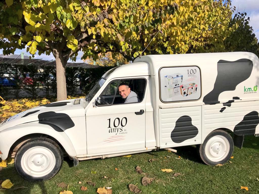 CampionatMaqui's tweet photo. De jove en conduïa una. Els seus 50a ha pogut tornar a seure en ella. Coses de ser voluntari🤭😍. @GrupAgroFresc
#bellrace #campionatmaqui #sallent https://t.co/gBWH69ixuT