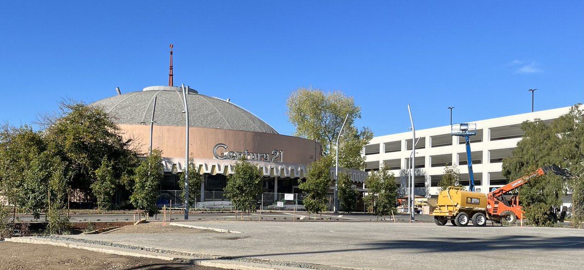 bmada's tweet photo. In San Jose for the day, I at least got to pay my respects to this palace. Lucky to have seen  “Lawrence of Arabia” 70mm restoration here in late ‘80s, and “Phantom Menace” in late ‘90s. Building isn’t long for this world, and we’ll never see its like again. https://t.co/7LvVJzKIik