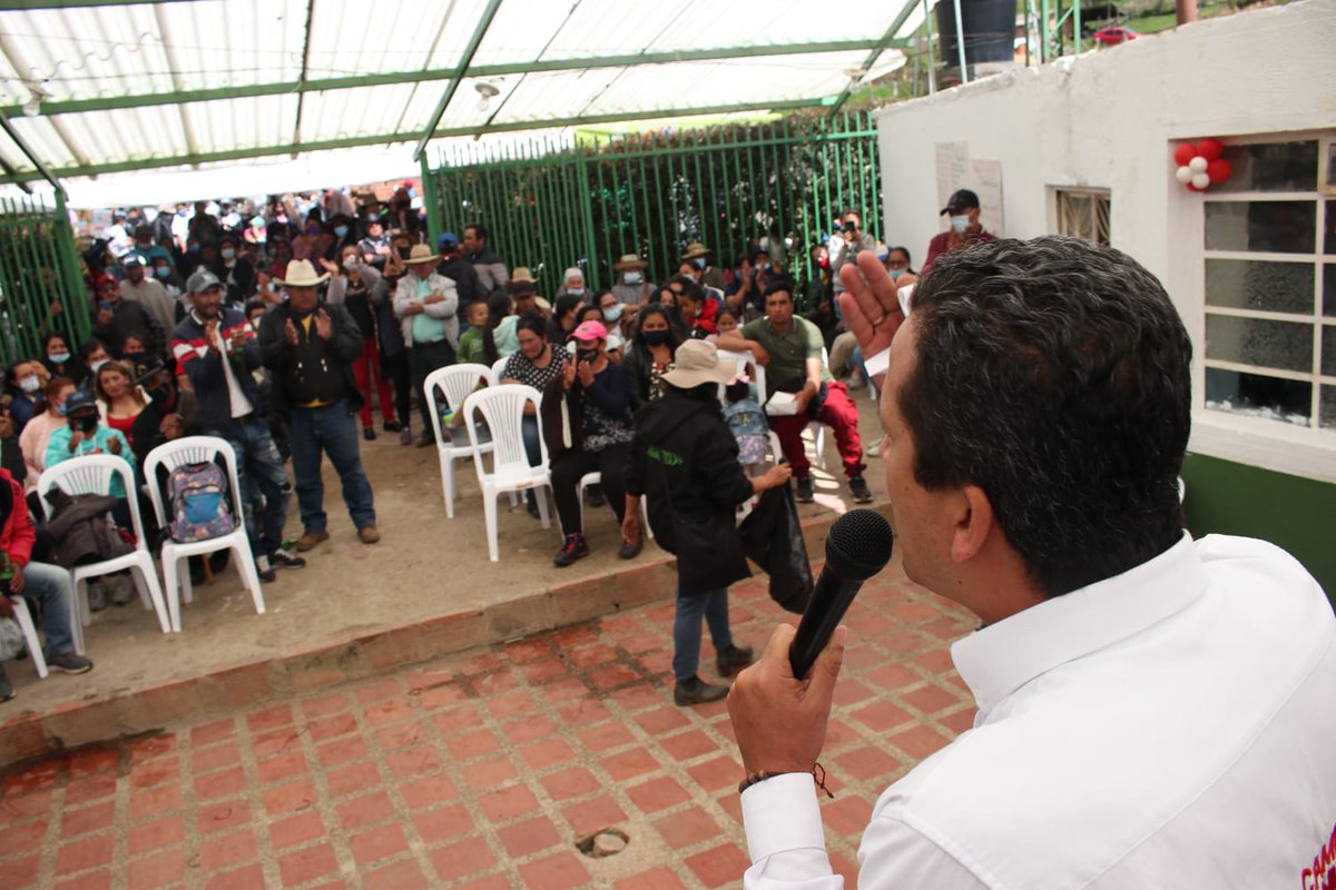 juancsaldarriag's tweet photo. Con gran entusiasmo y lleno de orgullo celebro el día del campesino acompañado de los amigos cultivadores de la tierra del corregimiento 1 
#ElCambioAvanza https://t.co/9TTmKgXREO