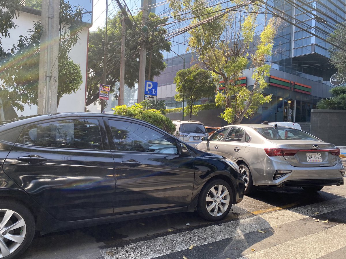 C_ConstructorBJ's tweet photo. Nuevamente franeleros se apropian de pasos peatonales en #CréditoConstructor Hérmes esquina Mosqueta en la cuadra del Boliche Insurgentes.
@SSC_CDMX @OHarfuch @OVIALCDMX @GoliatBJ 
Urgente pasar a liberar, gracias. https://t.co/npG7Z7FfUq