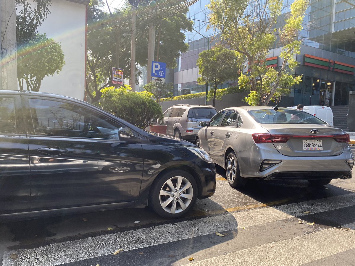 C_ConstructorBJ's tweet photo. Nuevamente franeleros se apropian de pasos peatonales en #CréditoConstructor Hérmes esquina Mosqueta en la cuadra del Boliche Insurgentes.
@SSC_CDMX @OHarfuch @OVIALCDMX @GoliatBJ 
Urgente pasar a liberar, gracias. https://t.co/npG7Z7FfUq